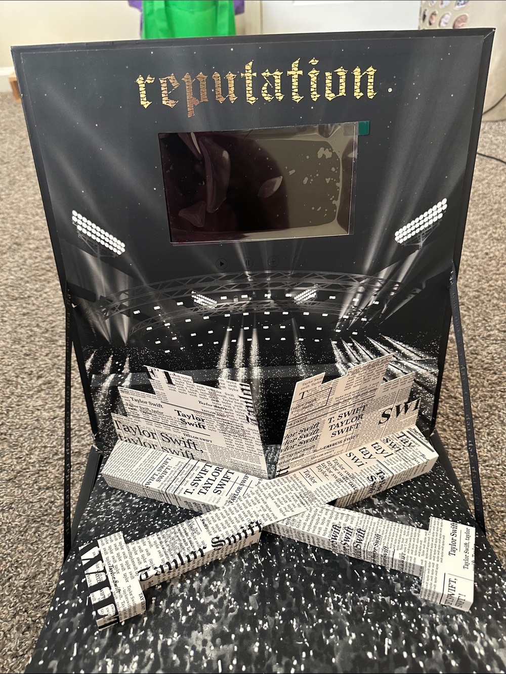 Taylor Swift Reputation VIP Stadium Tour Box - Picture 4 of 17